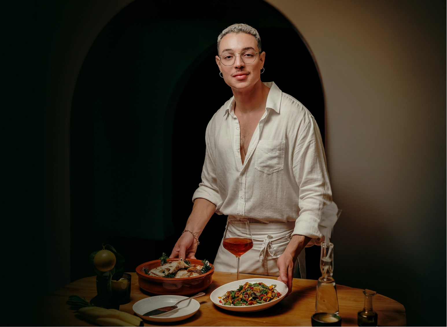 Chef Júlio Carneiro finalizando o empratamento à mesa