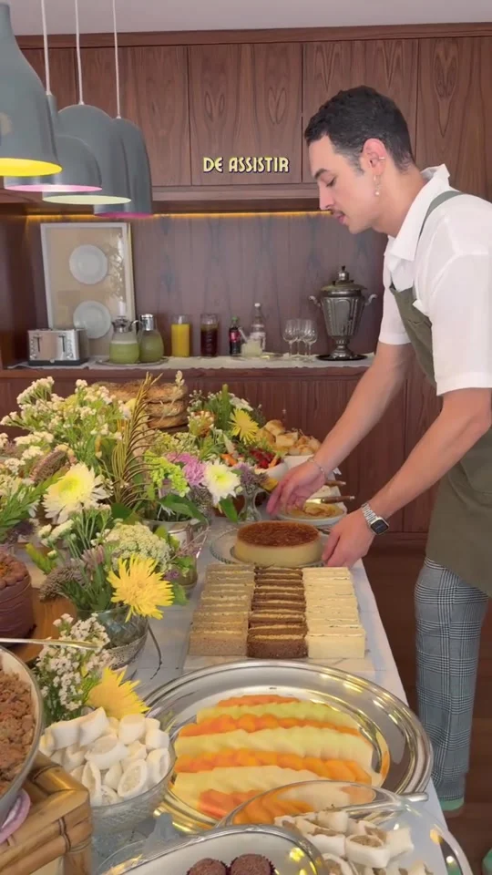 Buffet de brunch com comida e flores.