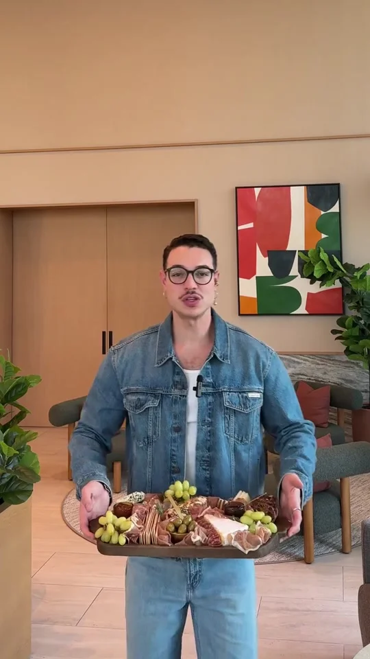 Júlio apresentando uma tábua de queijos.